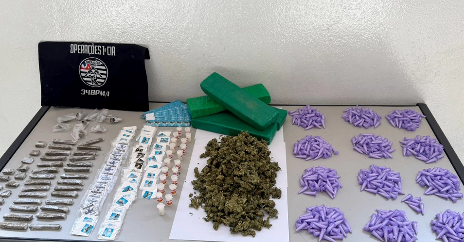 PM apreende 4 kg de drogas em carro parado