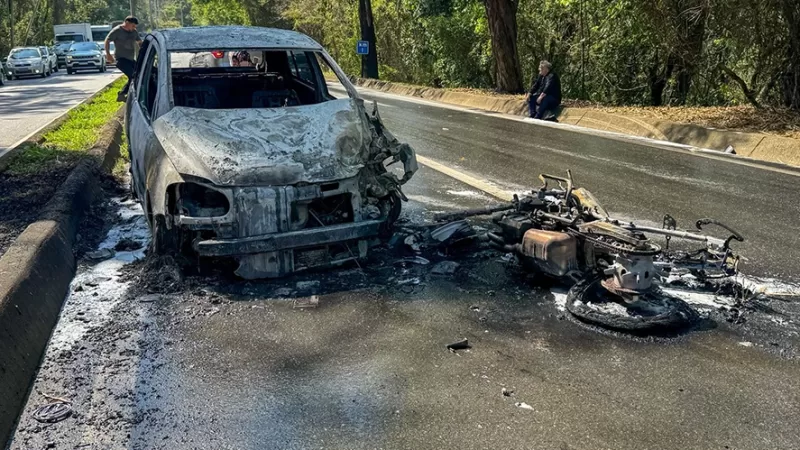 Colisão na contramão provoca incêndio na Variante do Taboão