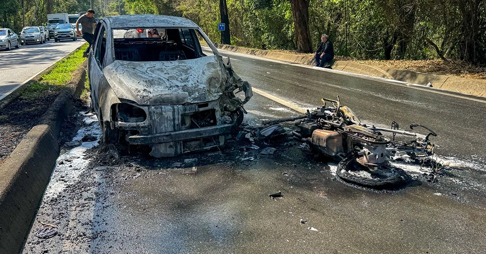 Colisão na contramão provoca incêndio na Variante do Taboão