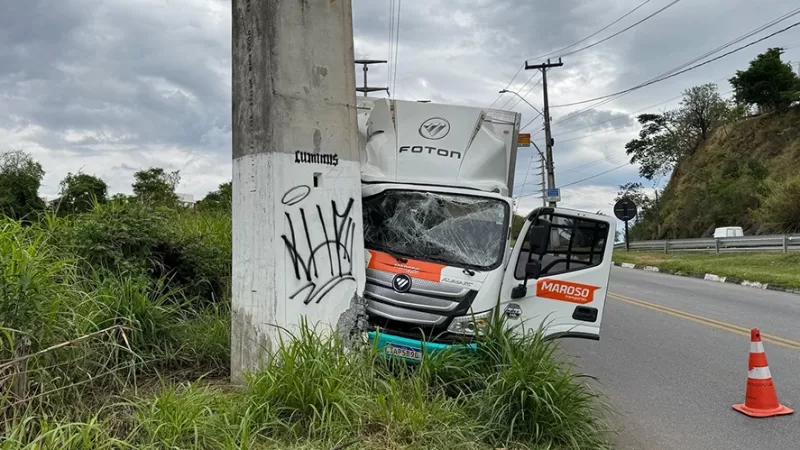 Caminhão desgovernado colide contra torre de transmissão