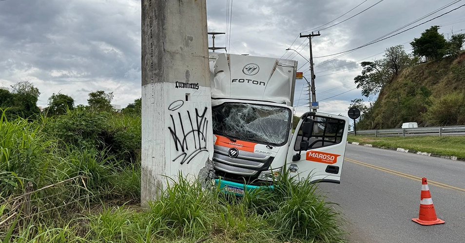Caminhão desgovernado colide contra torre de transmissão