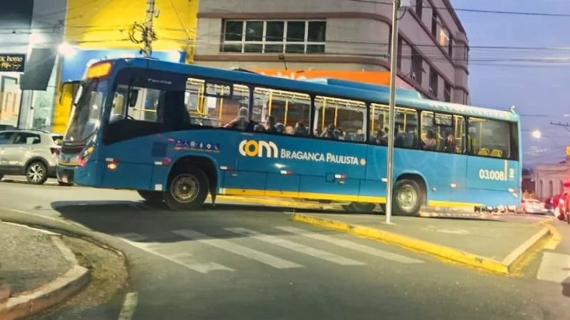 Ônibus da JTP quebra na Praça Central de Bragança Paulista
