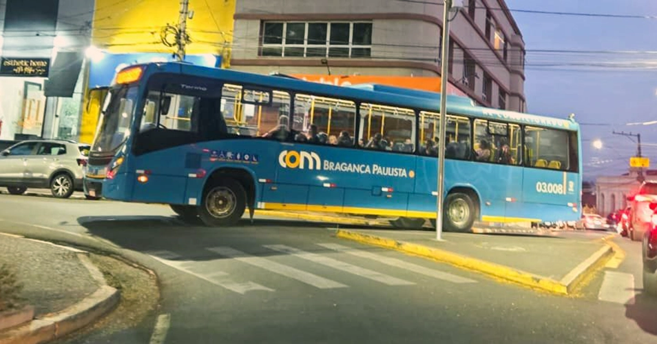 Ônibus da JTP quebra na Praça Central de Bragança Paulista