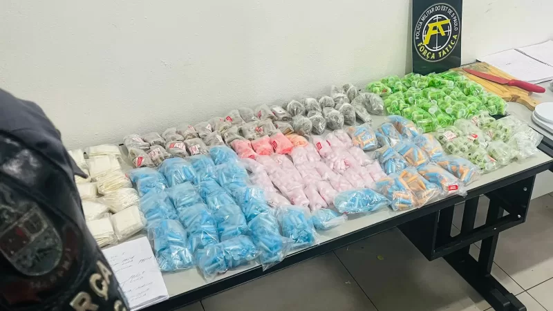 Após denúncia de tiro, PM prende 3 e apreende mais de 5 kg de drogas
