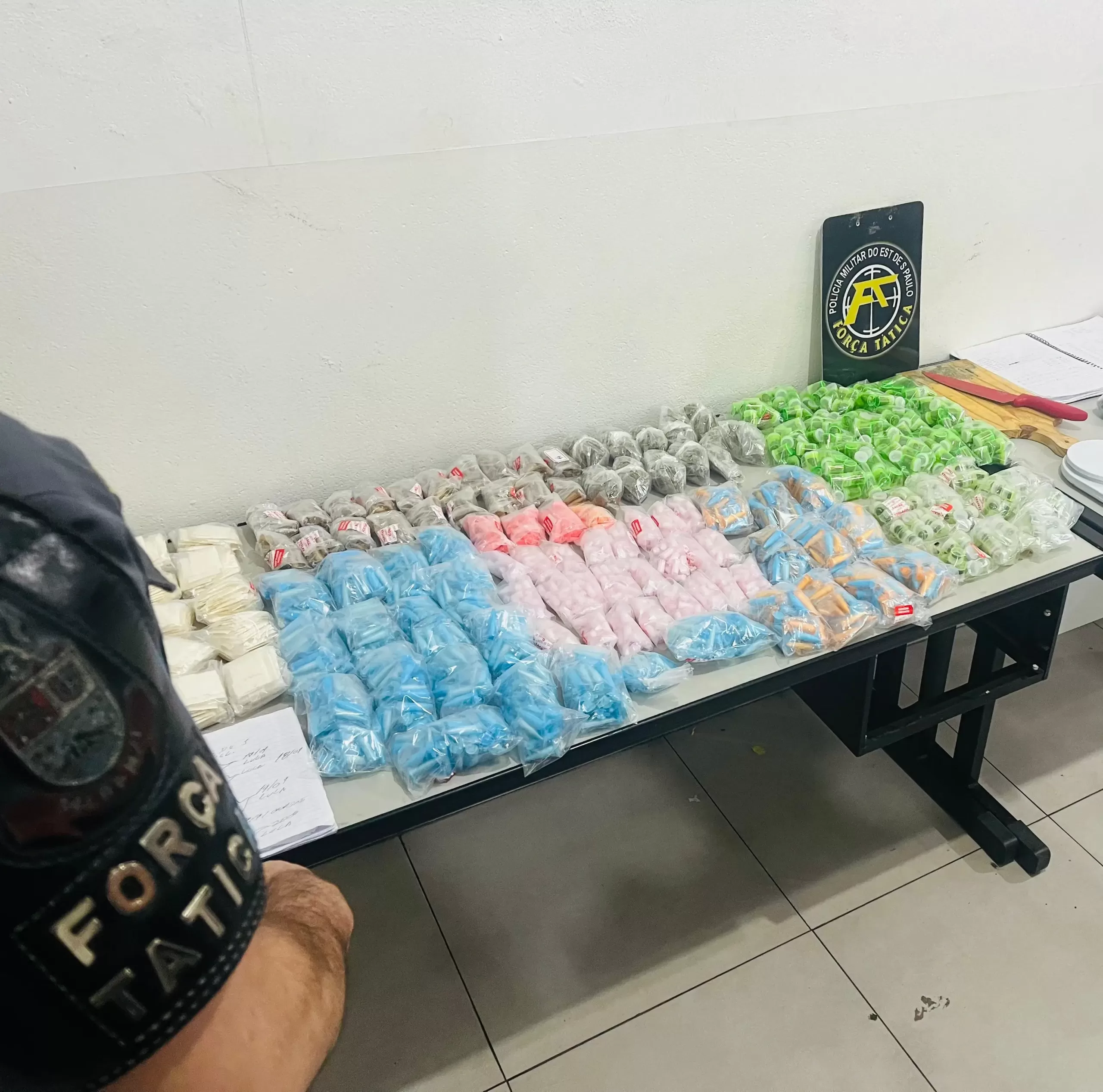 Após denúncia de tiro, PM prende 3 e apreende mais de 5 kg de drogas