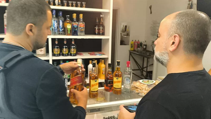 Operação Dark Label: garrafas de bebidas são apreendidas e 3 pessoas detidas