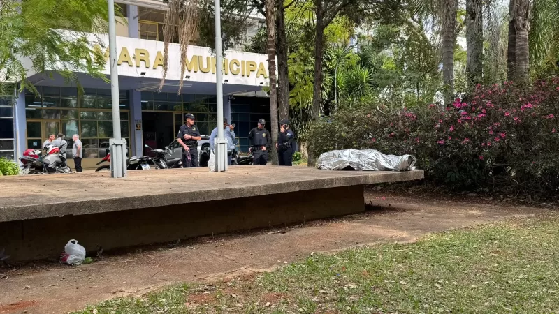Corpo é encontrado na frente da Câmara Municipal