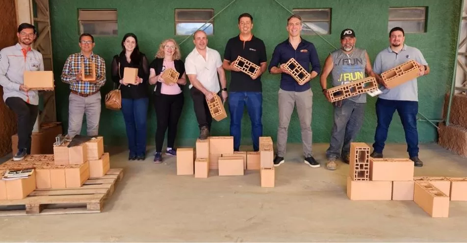 AEA Bragança promove visita técnica em fábrica de cerâmica