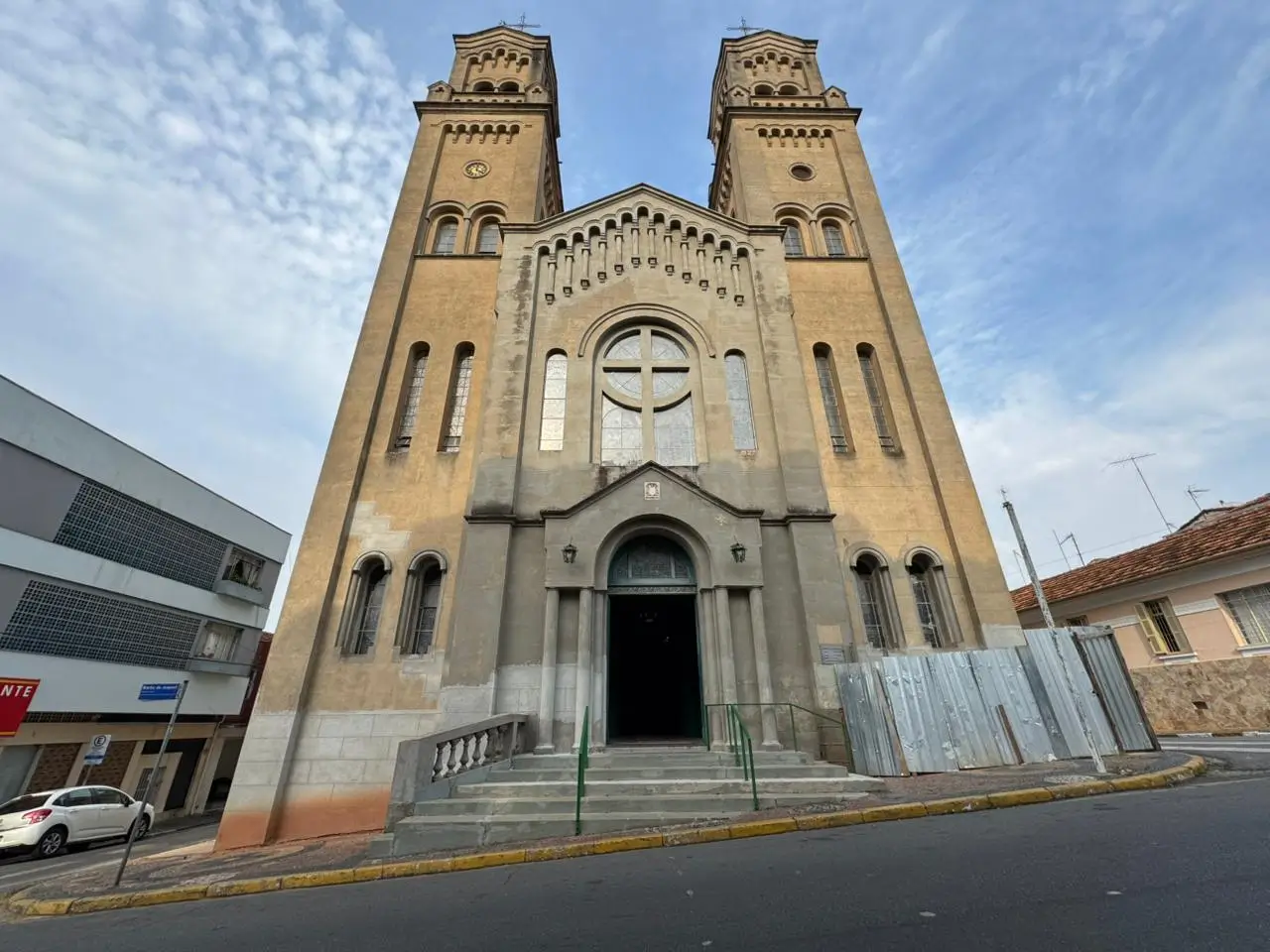 Movimento inter-religioso promove lavagem da escadaria da Igreja do Rosário