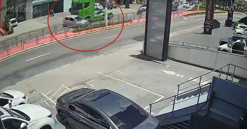 V&Iacute;DEO: Carro desgovernado provoca acidente na Avenida dos Imigrantes