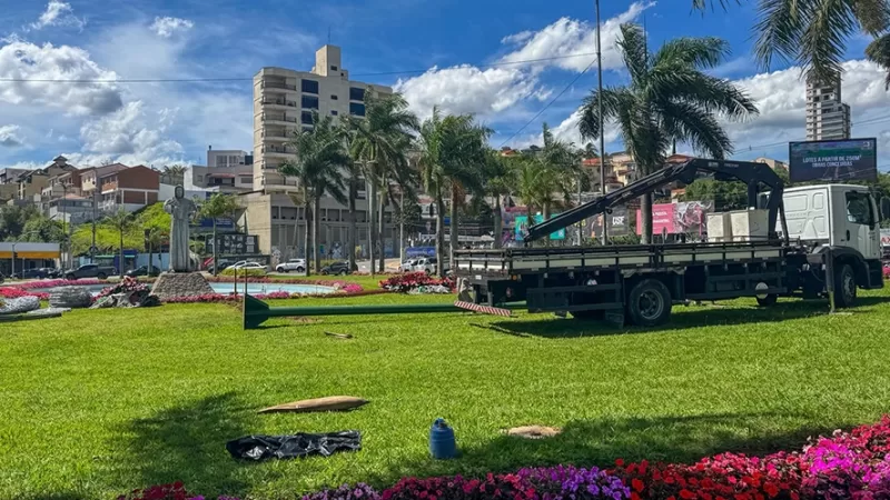 Faltando 14 dias para o Natal, Prefeitura inicia montagem da Árvore do Lago do Taboão