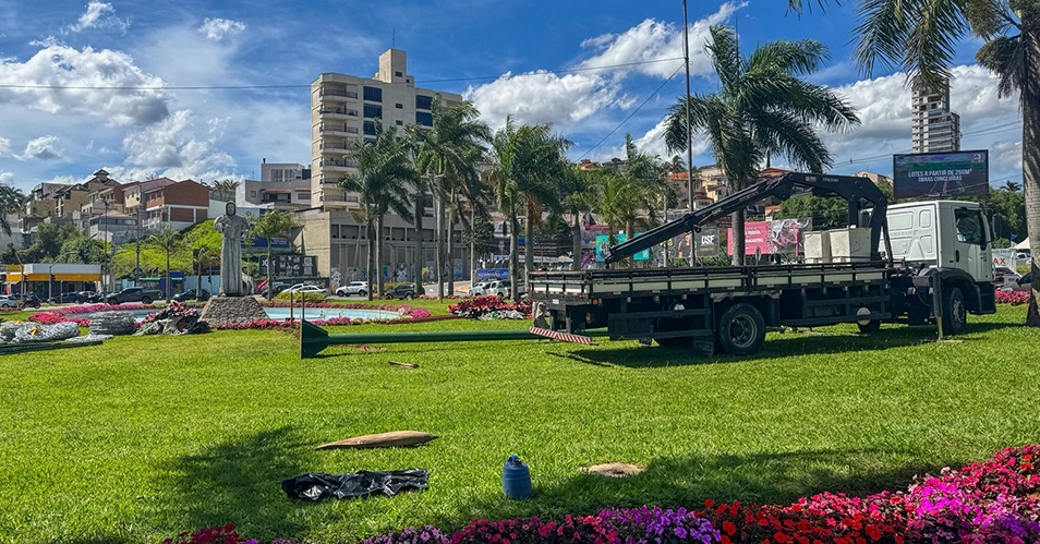 Faltando 14 dias para o Natal, Prefeitura inicia montagem da Árvore do Lago do Taboão