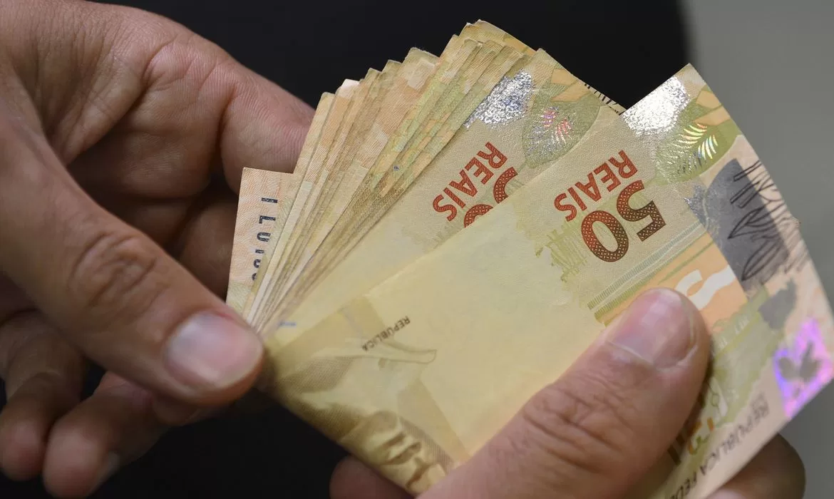 Salário mínimo será de R$ 1.621 em 2026
