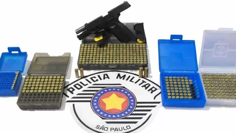 PM apreende arma e munições em residência de procurado por estupro