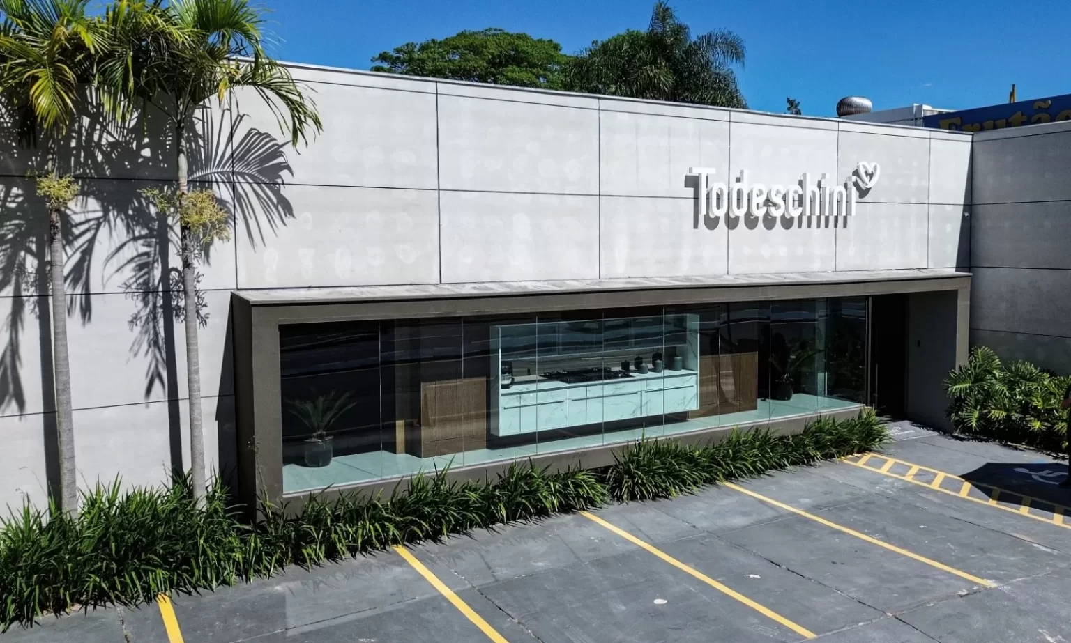 Todeschini Bragança abre vaga de Recepcionista