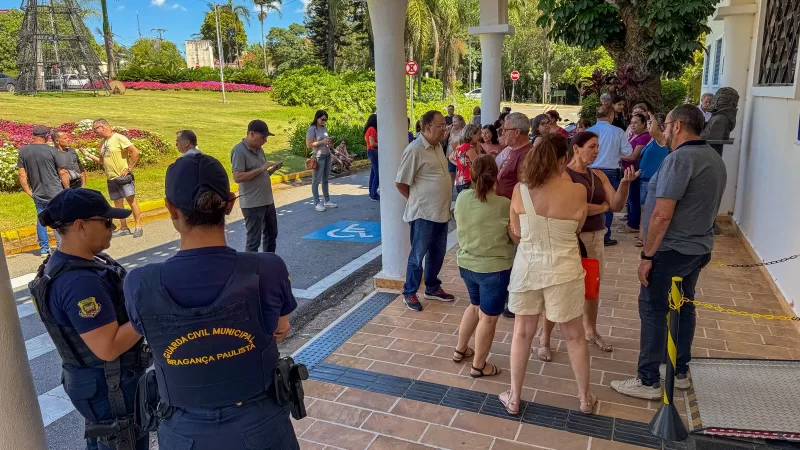 Corte no vale-alimentação: aposentados protestam na Prefeitura