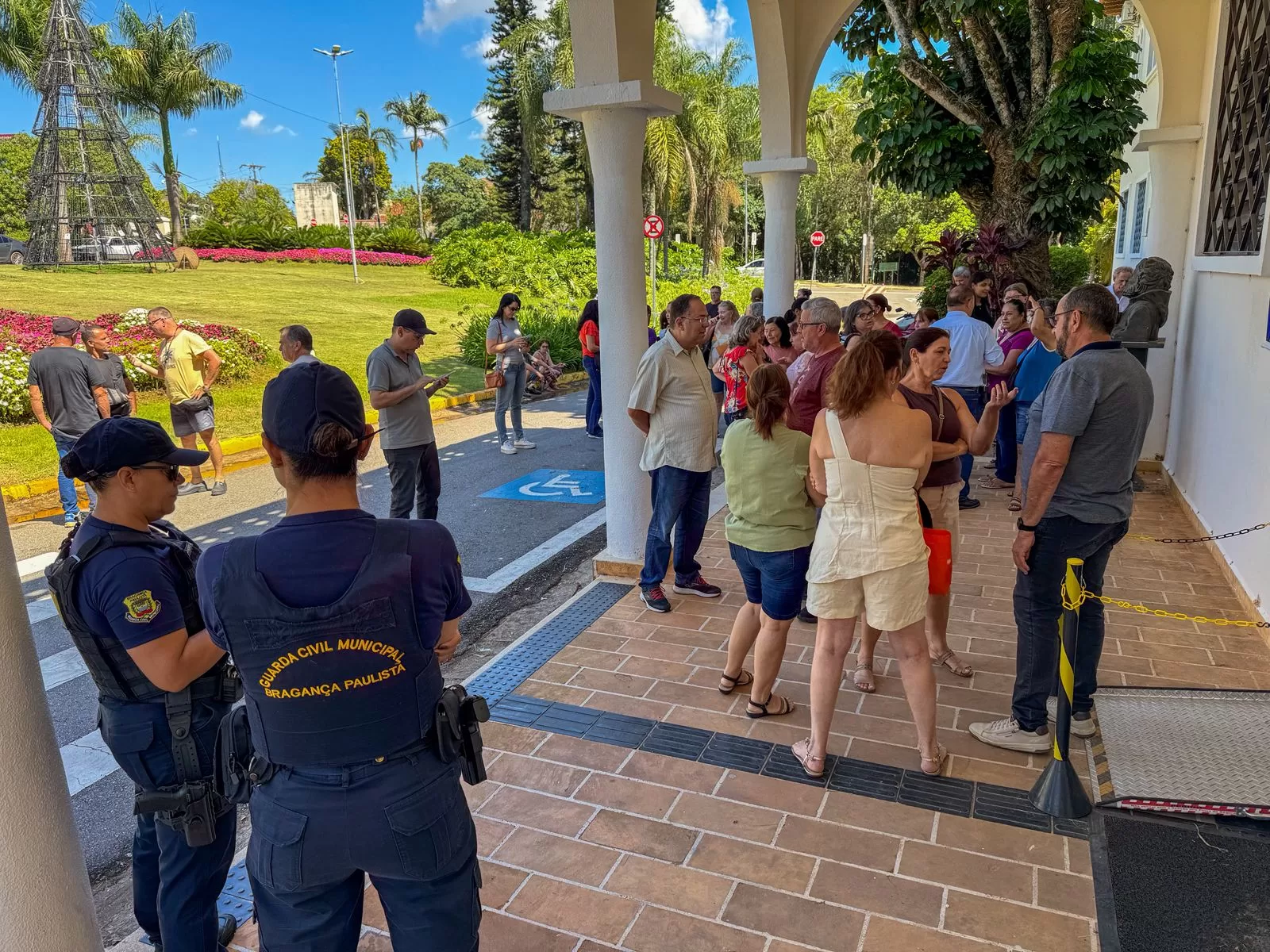 Corte no vale-alimentação: aposentados protestam na Prefeitura