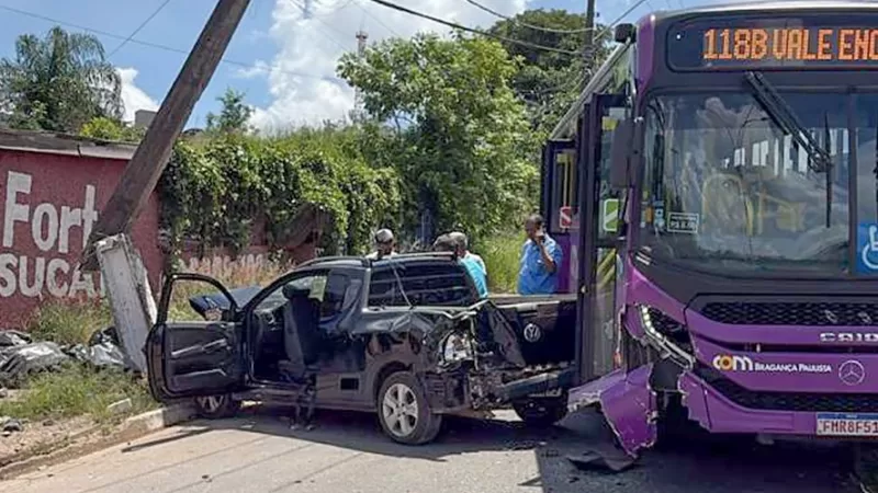 Ônibus da JTP bate em caminhonete e poste é atingido