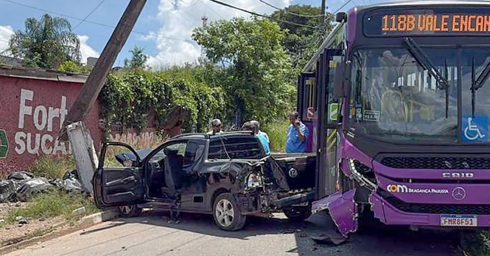 Ônibus da JTP bate em caminhonete e poste é atingido