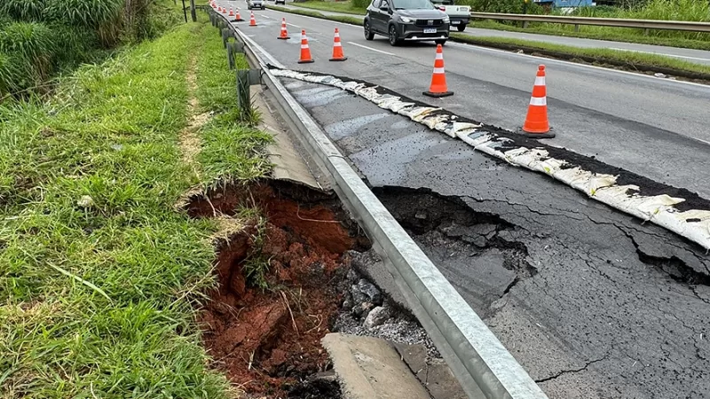 Cratera interdita faixa da Rodovia Capitão Bardoíno