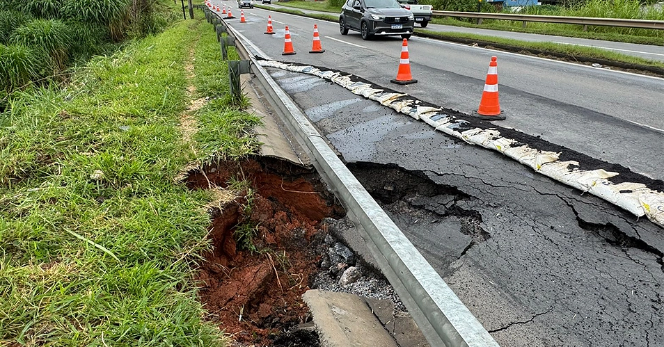 Cratera interdita faixa da Rodovia Capitão Bardoíno