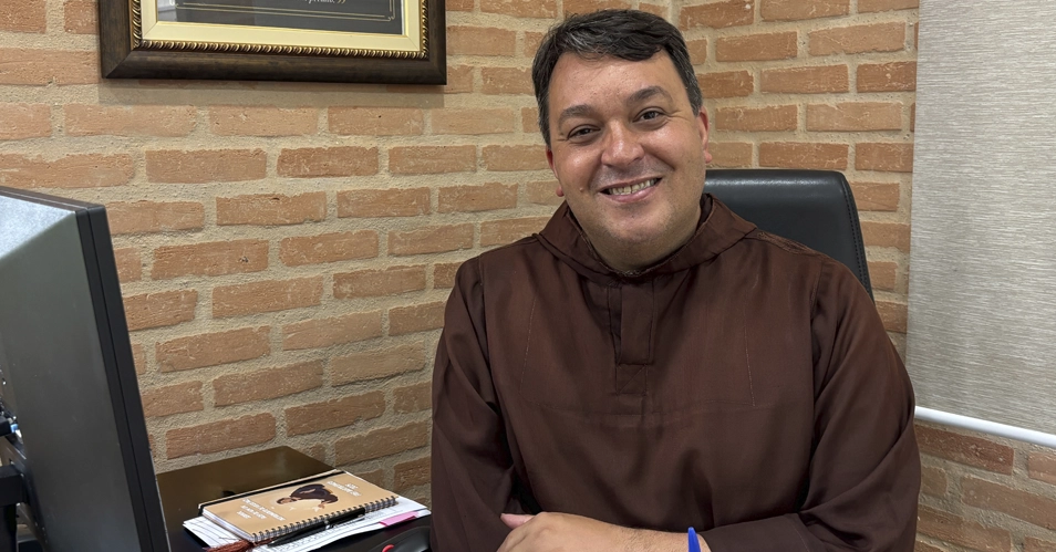 Frei Bartolomeu Schultz assume diretoria do HUSF