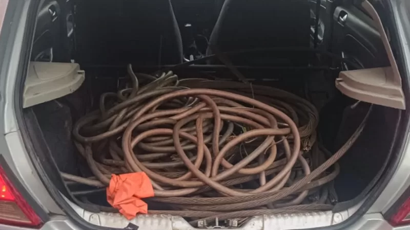 Ladrões de fios são presos em estacionamento de supermercado