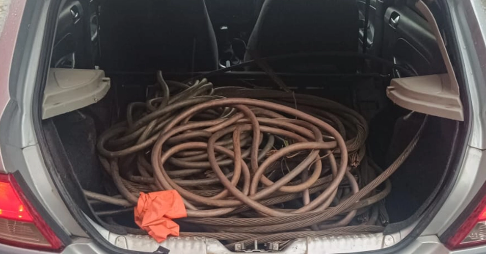 Ladrões de fios são presos em estacionamento de supermercado