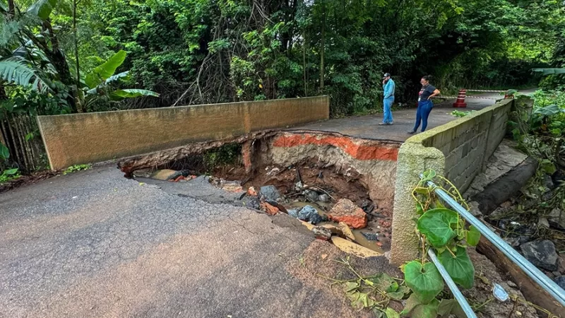 Prefeitura promete arrumar ponte que desabou até segunda-feira