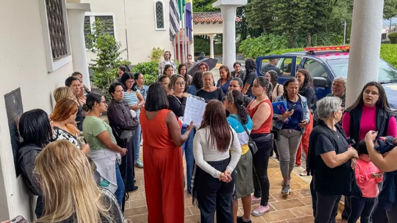 Profissionais da Educação protestam na Prefeitura de Bragança