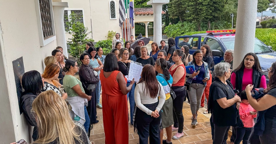 Profissionais da Educação protestam na Prefeitura de Bragança