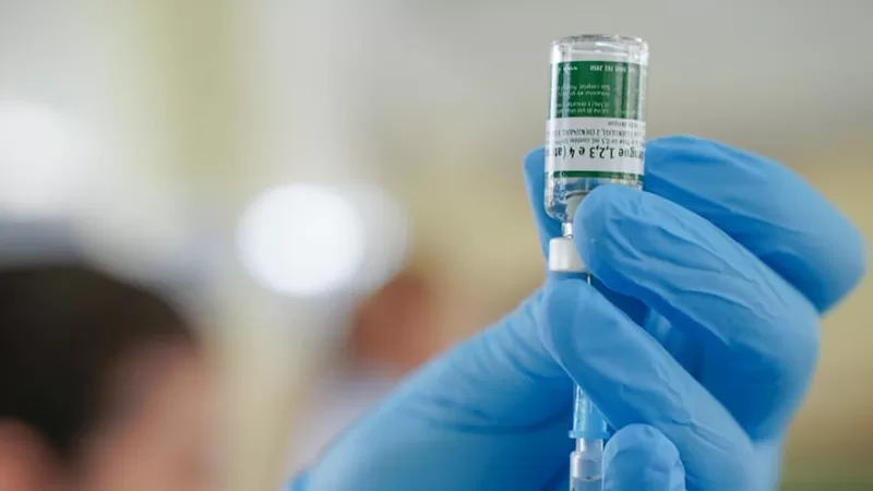 Vacinação contra a dengue começa para profissionais de saúde