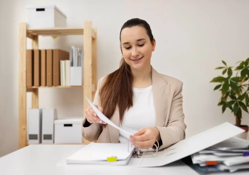 Empresa abre vagas de Auxiliar Administrativo e Faxineira