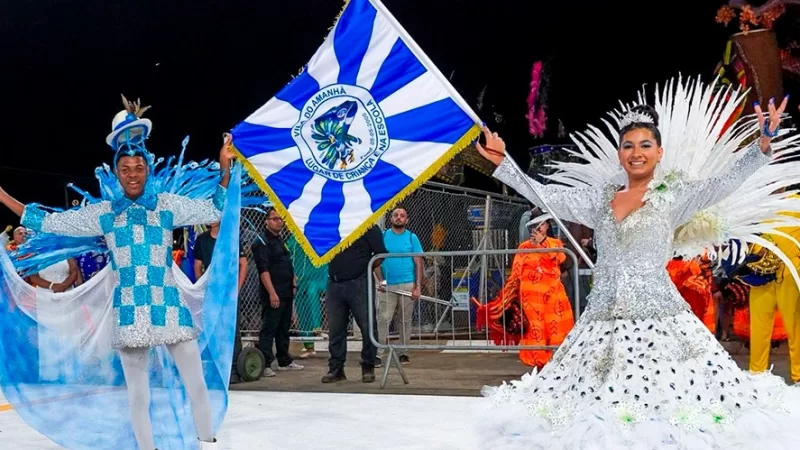 Acadêmicos da Vila improvisa e promove desfile em frente à quadra