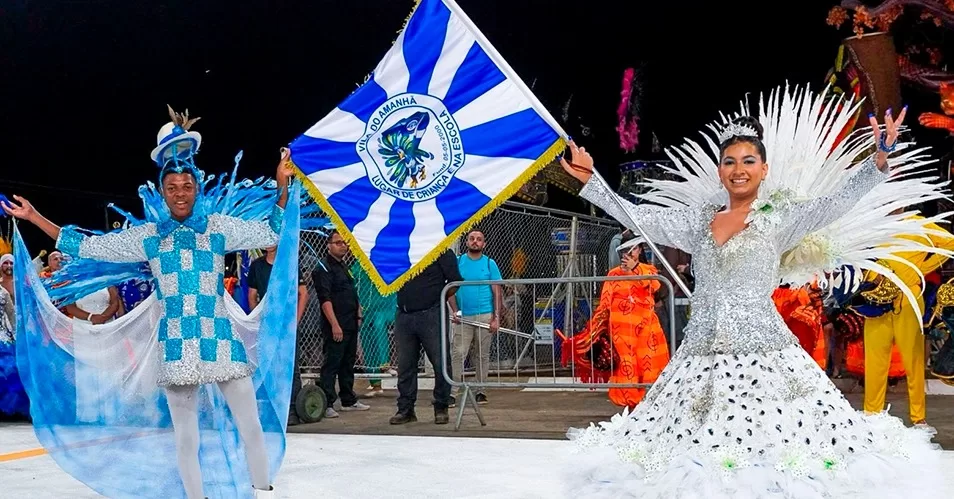 Acadêmicos da Vila improvisa e promove desfile em frente à quadra