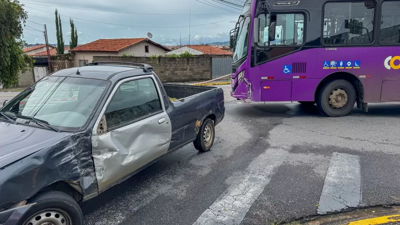 Ônibus da JTP colide com veículo em cruzamento