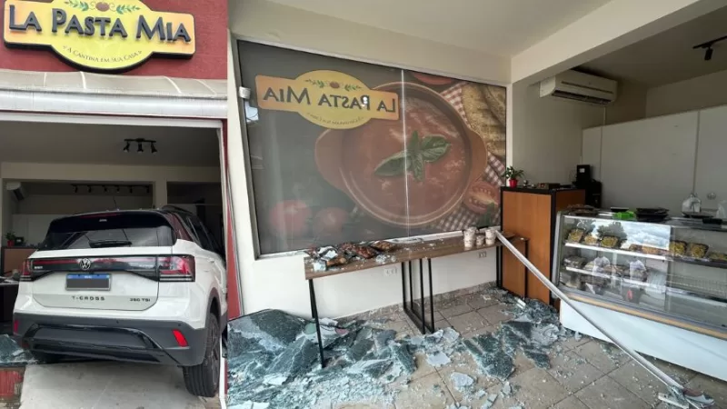 Carro invade loja de massas em Bragança Paulista