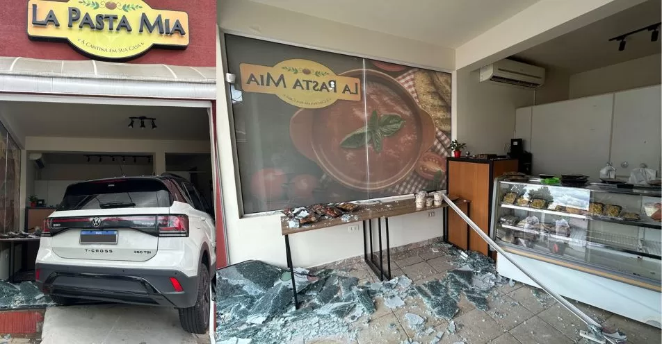 Carro invade loja de massas em Bragança Paulista