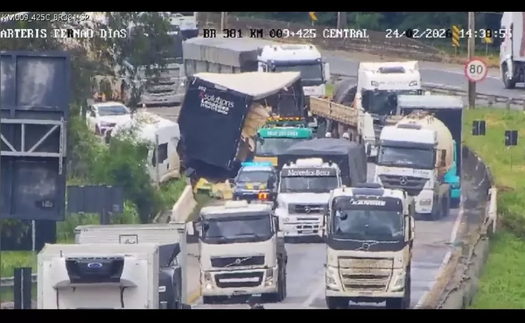 Carreta com peças de automóveis tomba na Fernão Dias
