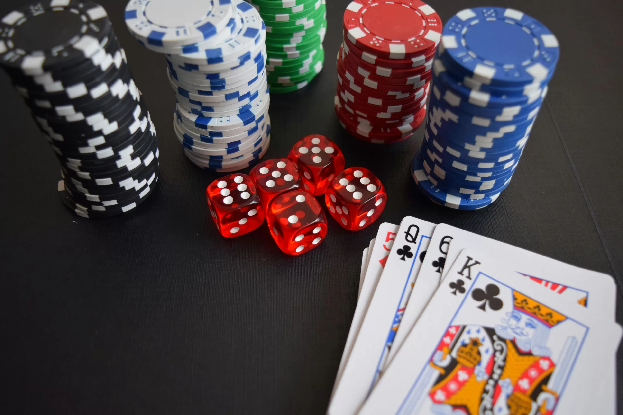 A Evolução do Poker: De Jogos Casuais a Competições Online