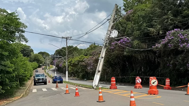 Caminhão atinge poste e foge no Jardim Santa Helena