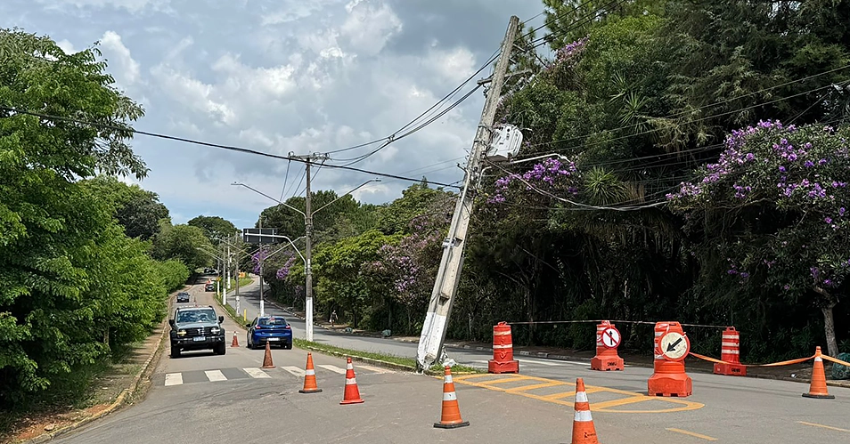 Caminhão atinge poste e foge no Jardim Santa Helena