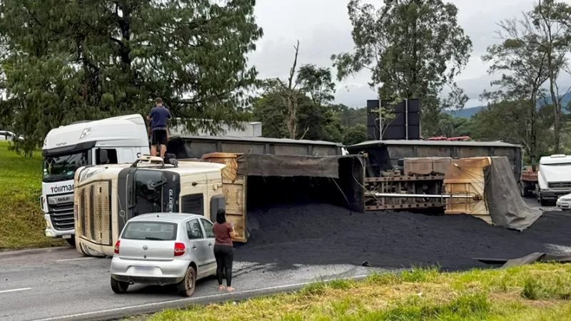 Carreta tombada provoca interdição na Rodovia Fernão Dias