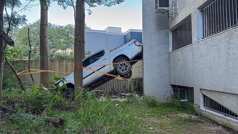 Picape “voa” de estacionamento de edifício comercial