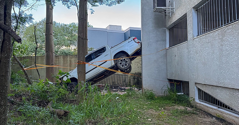 Picape “voa” de estacionamento de edifício comercial