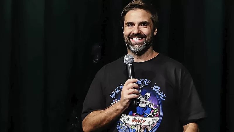 Fábio Rabin apresenta show de stand-up em Bragança Paulista