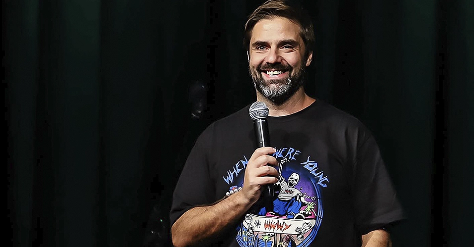 Fábio Rabin apresenta show de stand-up em Bragança Paulista