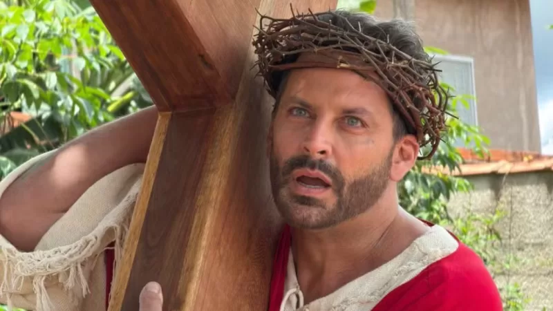 Henri Castelli encena a “Paixão de Cristo” no Circuito das Águas