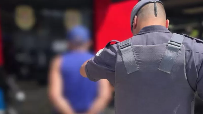 Homem é preso após tentar agarrar estudante a caminho da escola