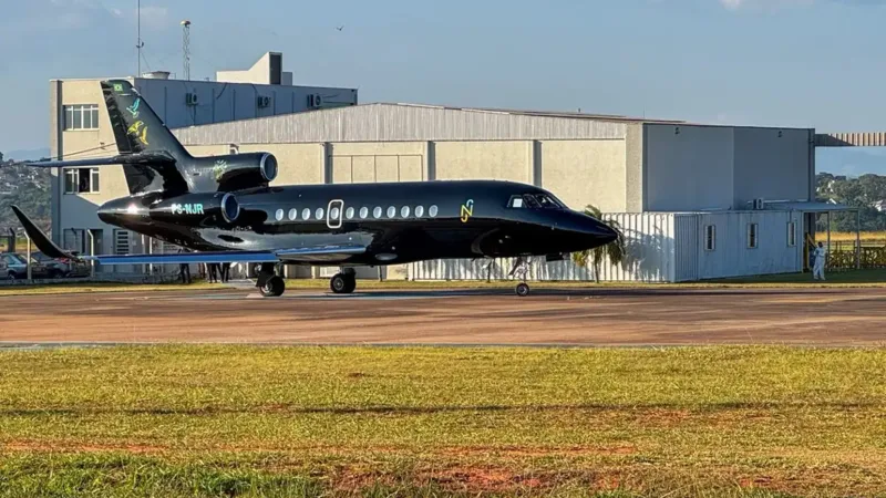 Neymar em Bragança Paulista? Avião do jogador chama atenção no aeroporto